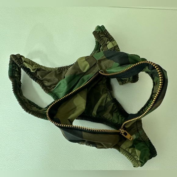 Frederick’s of Hollywood Camo Zipper Pouch Thong Underwear - Picture 6 of 8